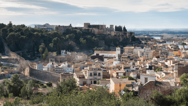 Petjades a les muralles de la ciutat bimil·lenària