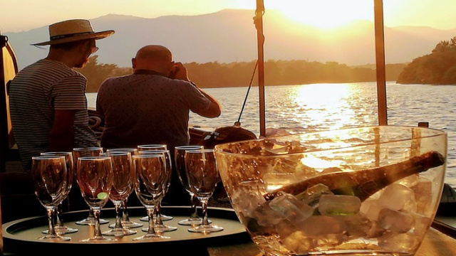 Creuer posta sol de 90 minuts amb cava i pastisset